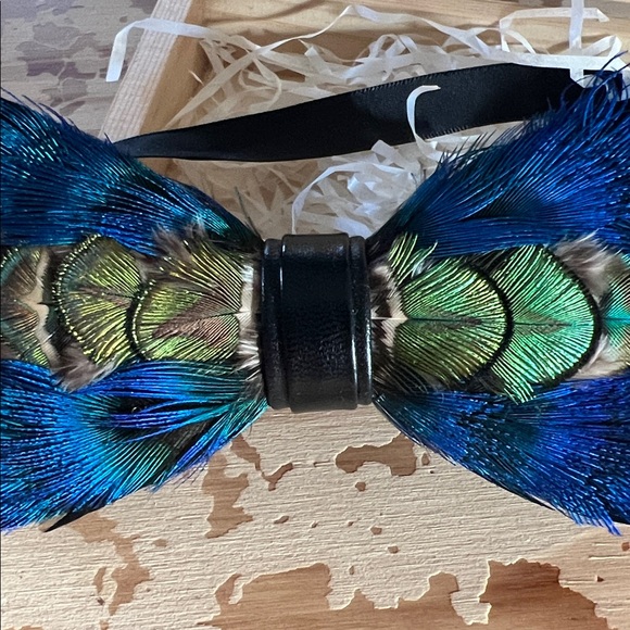 Luxury Feather Bow Tie - Picture 4 of 6